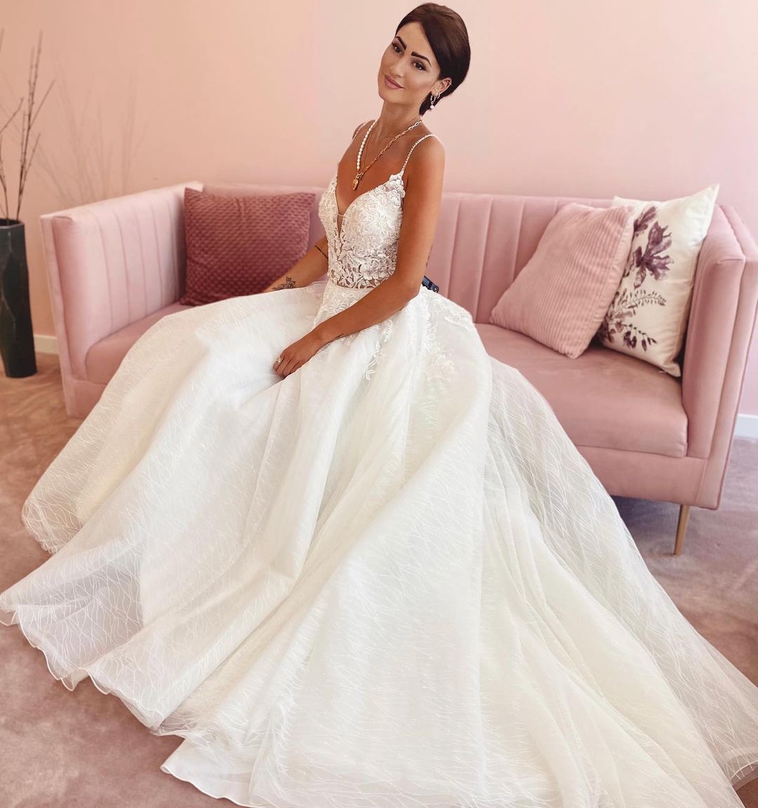 Glamorous A-Line V-neck Wedding Dress with Appliques Lace Tulle