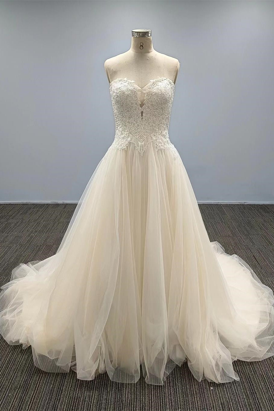 Sleeveless Sweetheart Tulle A Line Wedding Dress with Appliques