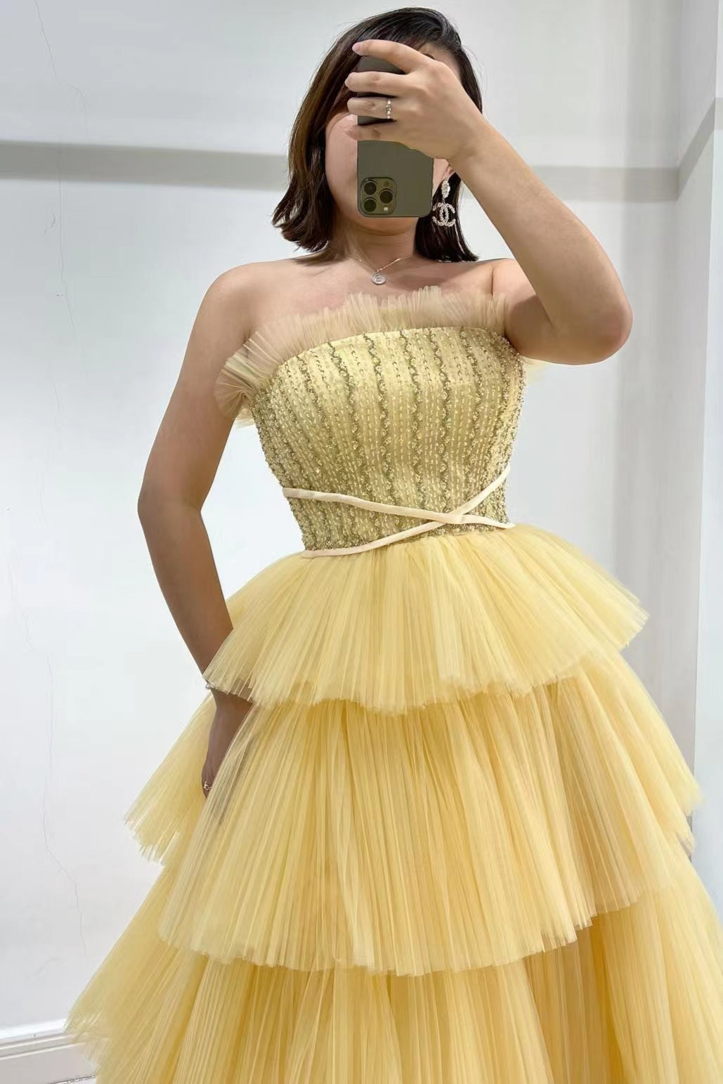 Stunning Strapless Sleeveless Tulle Prom Dress with Layered Daffodil Design