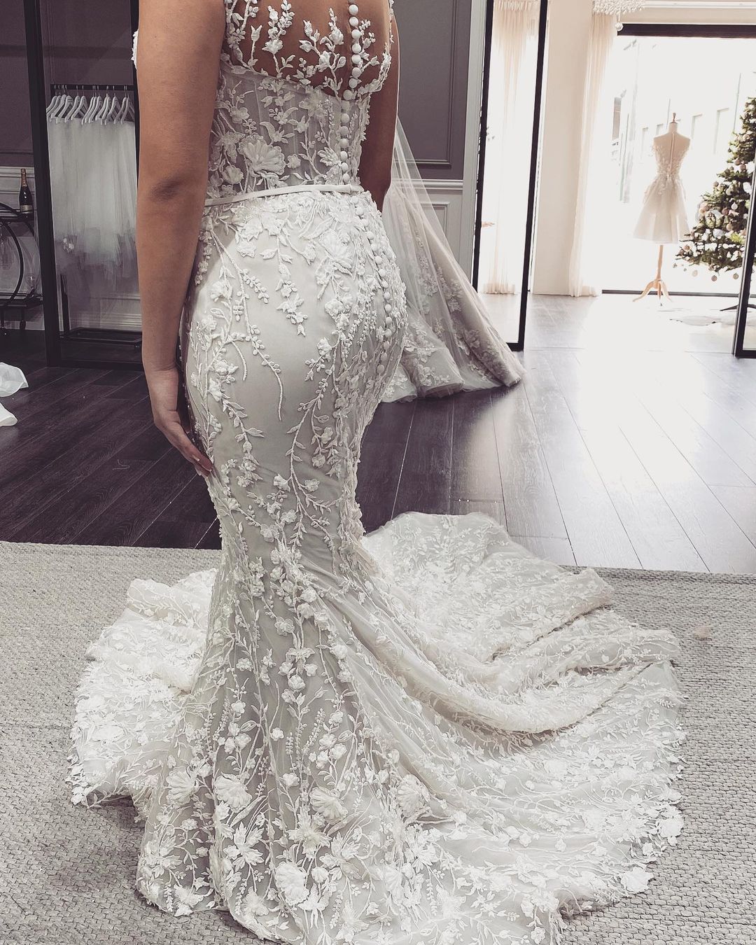 Elegant Off-the-Shoulder Backless Floor-length Mermaid Wedding Dress With Appliques Lace