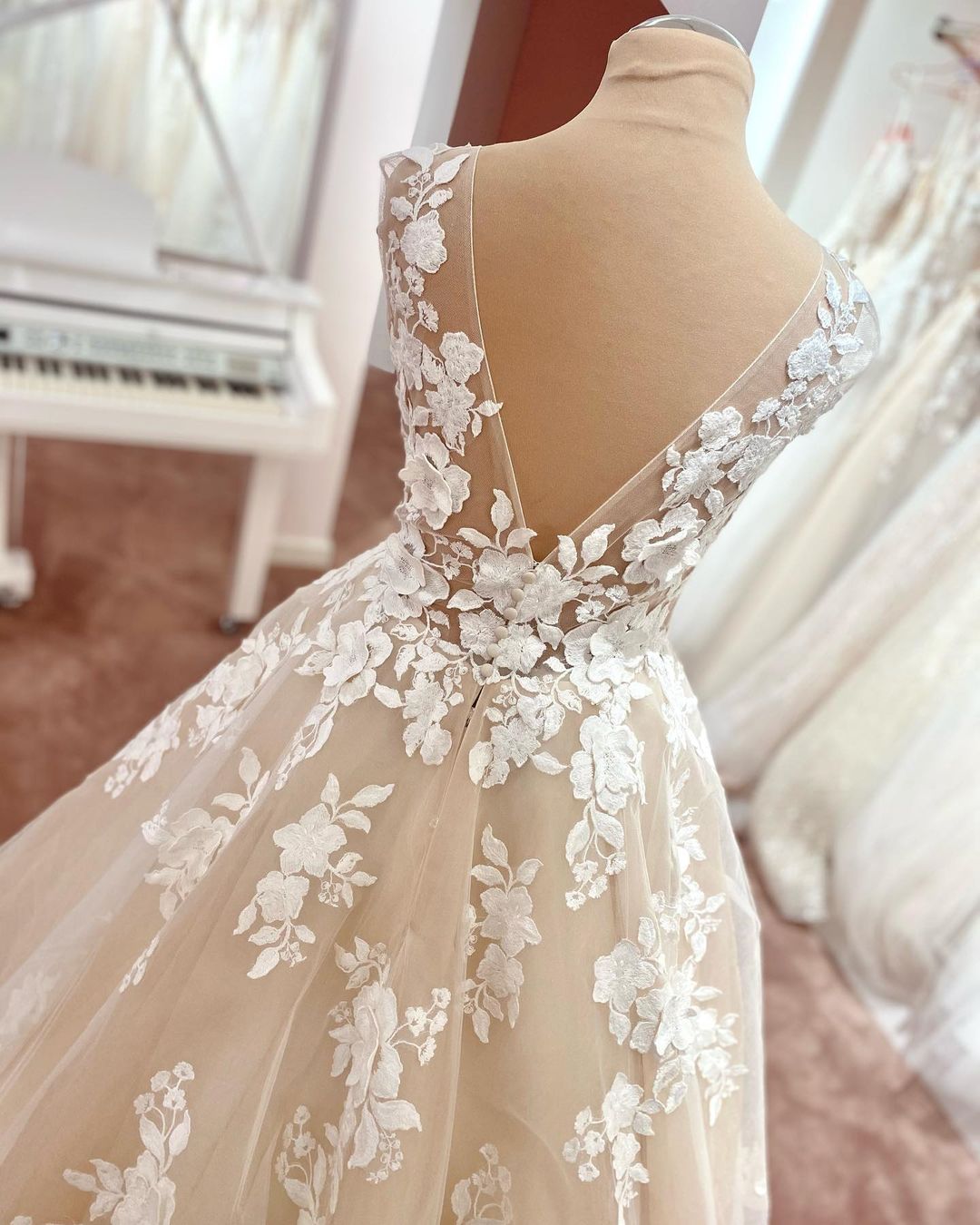 Elegant Dasida Vintage A-Line V-Neck Wedding Dress with Appliques Lace Tulle