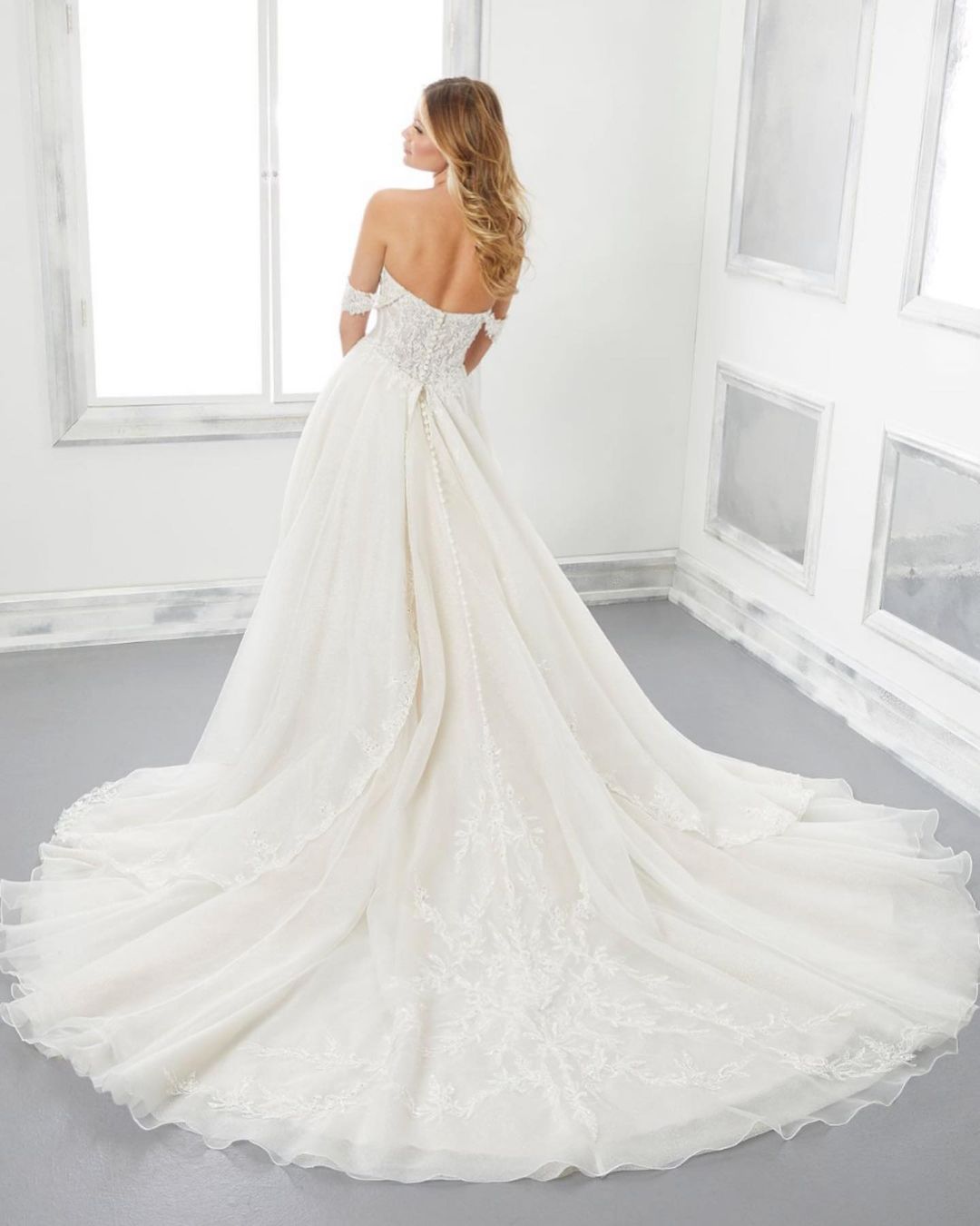 Vintage Sweetheart A-Line Wedding Dress with Appliques Lace and Off-the-Shoulder Train