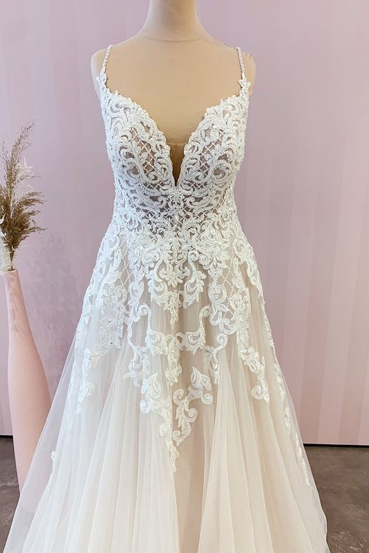 Stunning A-Line Tulle Wedding Dress with Spaghetti Straps & Appliques Lace