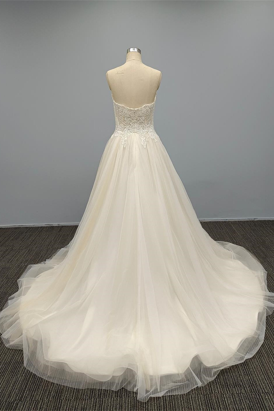 Sleeveless Sweetheart Tulle A Line Wedding Dress with Appliques