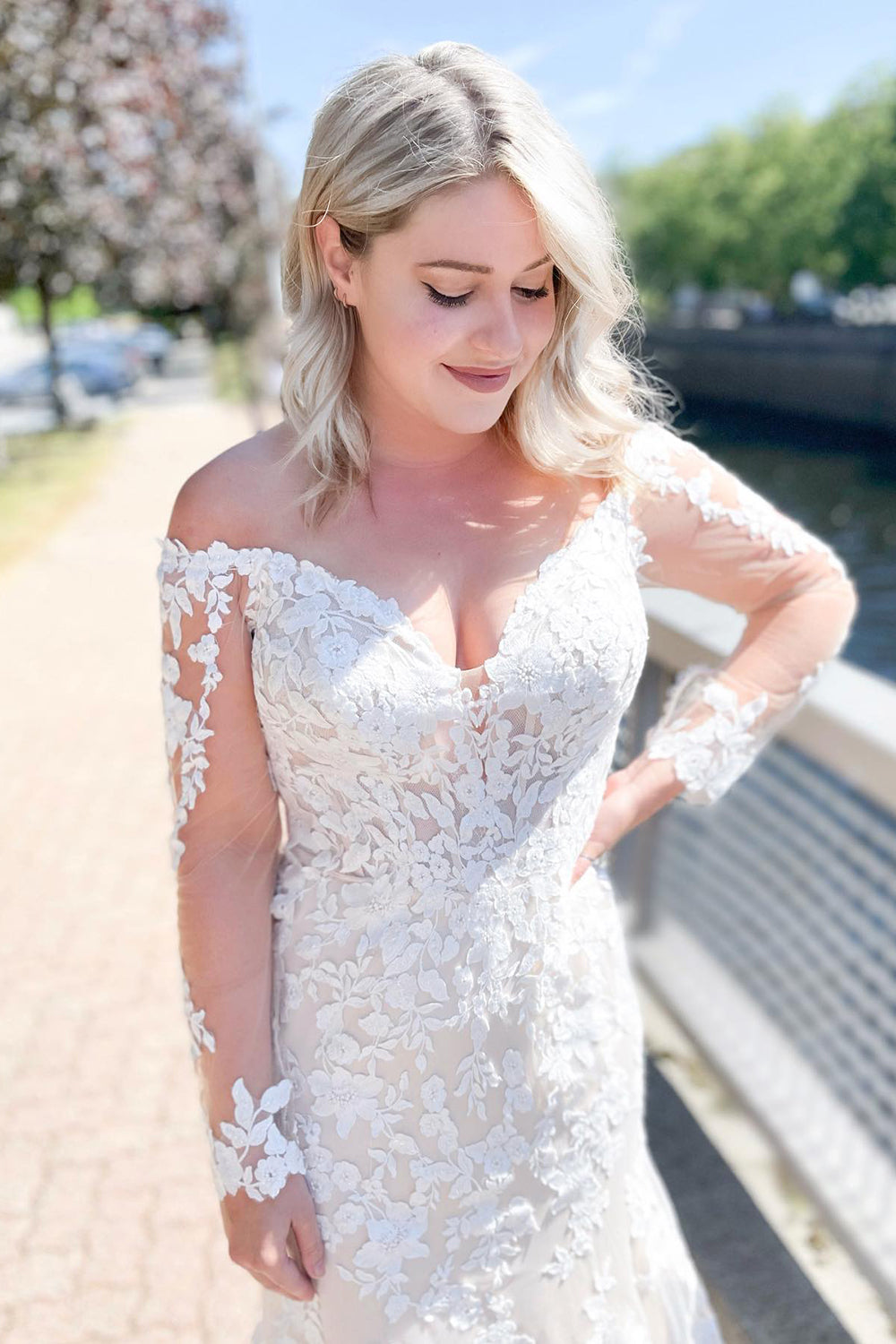 Stunning Off-the-Shoulder Mermaid Wedding Dress With Appliques Lace