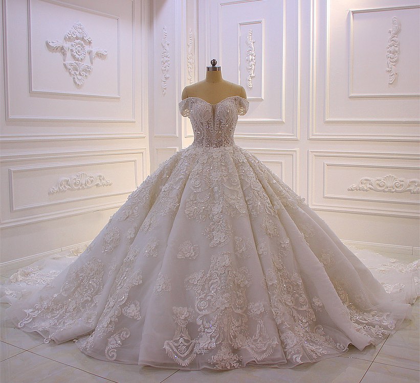 Gorgeous Sweetheart Off-the-Shoulder Backless Wedding Dress with Appliques Lace Ruffles and Tulle