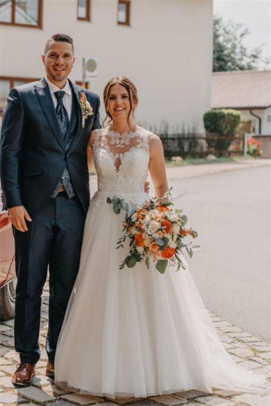 A Line Bateau Sleeveless Lace Wedding Dress with Tulle