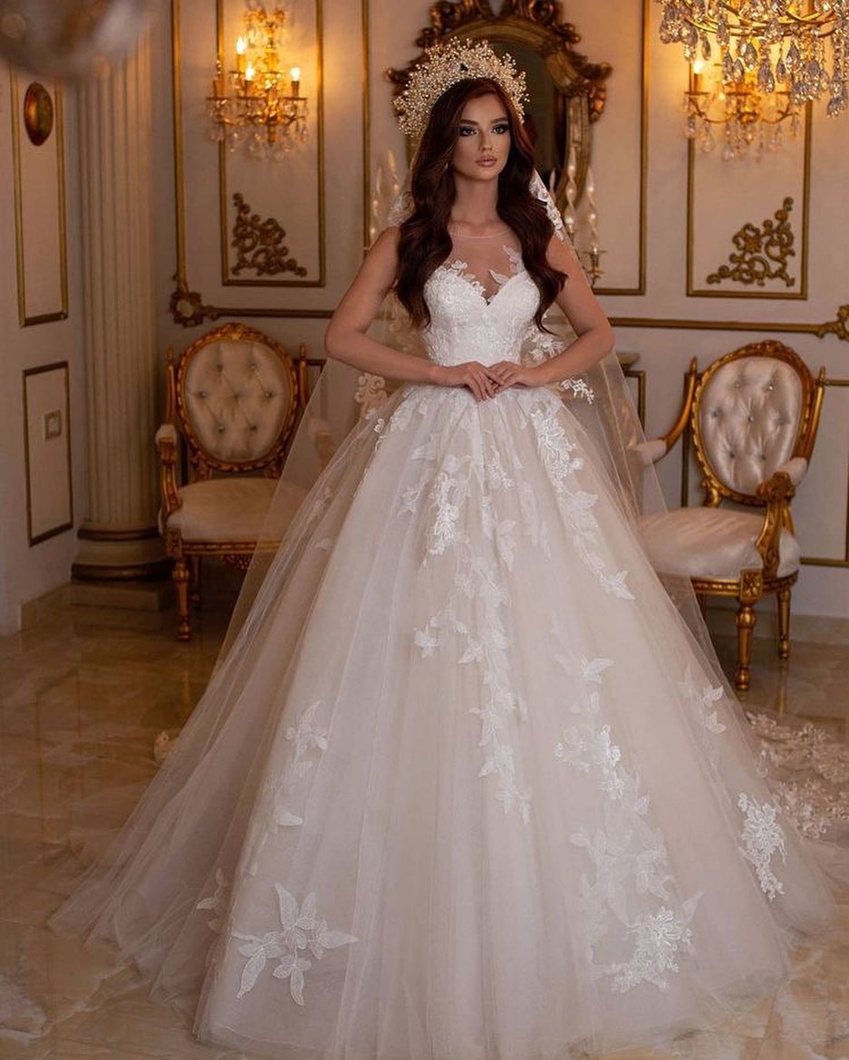 Stunning A-Line Bateau Tulle Floor-length Wedding Dress with Appliques Lace