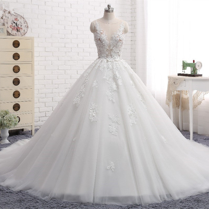 Elegant Tulle Train Wedding Dress With Appliques Lace