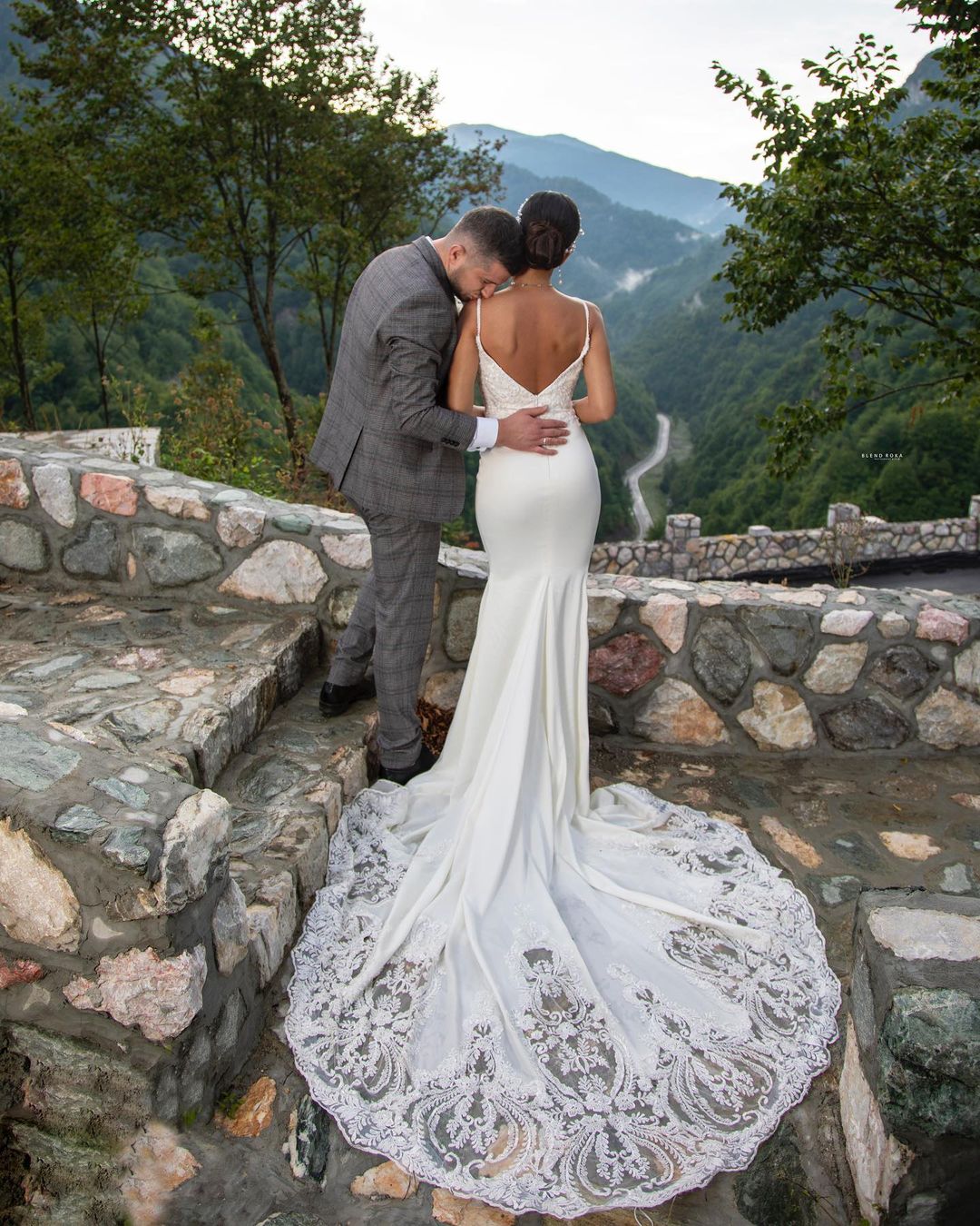 Charming V-neck Mermaid Wedding Dress with Lace Appliques