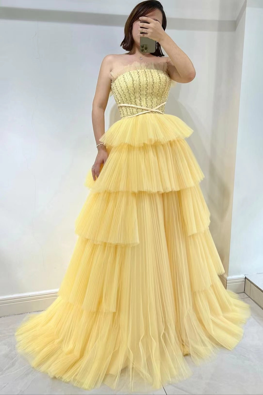 Stunning Strapless Sleeveless Tulle Prom Dress with Layered Daffodil Design