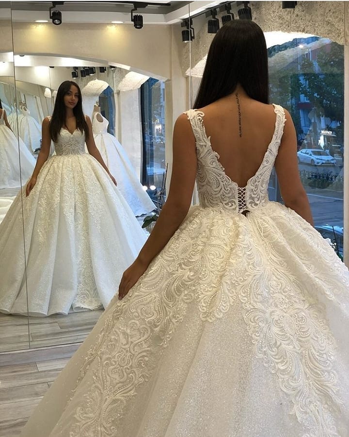 Elegant Sweetheart Spaghetti-Straps Backless Wedding Dress with Appliques Lace and Sequins