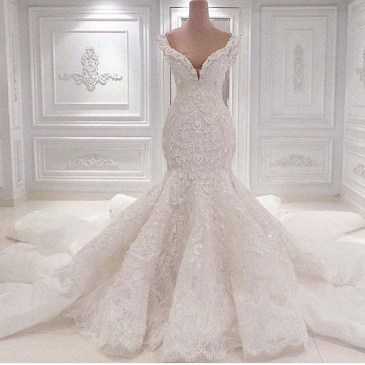 Gorgeous V-neck Ruffles Mermaid Wedding Dress With Appliques Lace