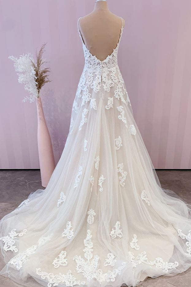 Stunning A-Line Tulle Wedding Dress with Spaghetti Straps and Appliques Lace