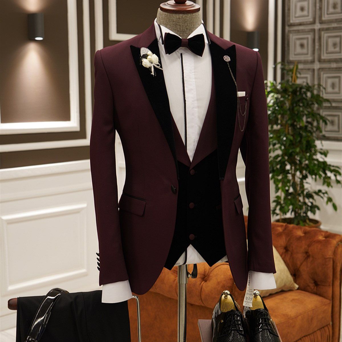 Stylish 3 Piece Prom Suits with Burgundy Peaked Lapels