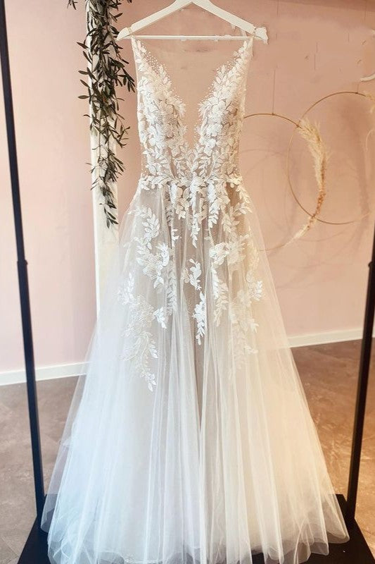 Elegant Lace A-line Wedding Dress with Tulle Appliques