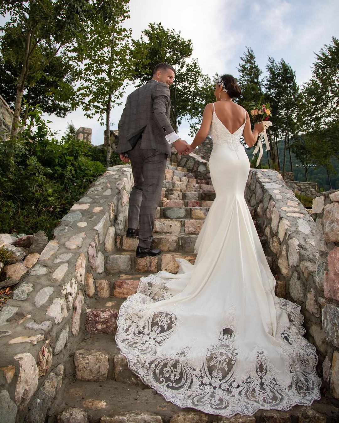 Charming V-neck Mermaid Wedding Dress with Lace Appliques