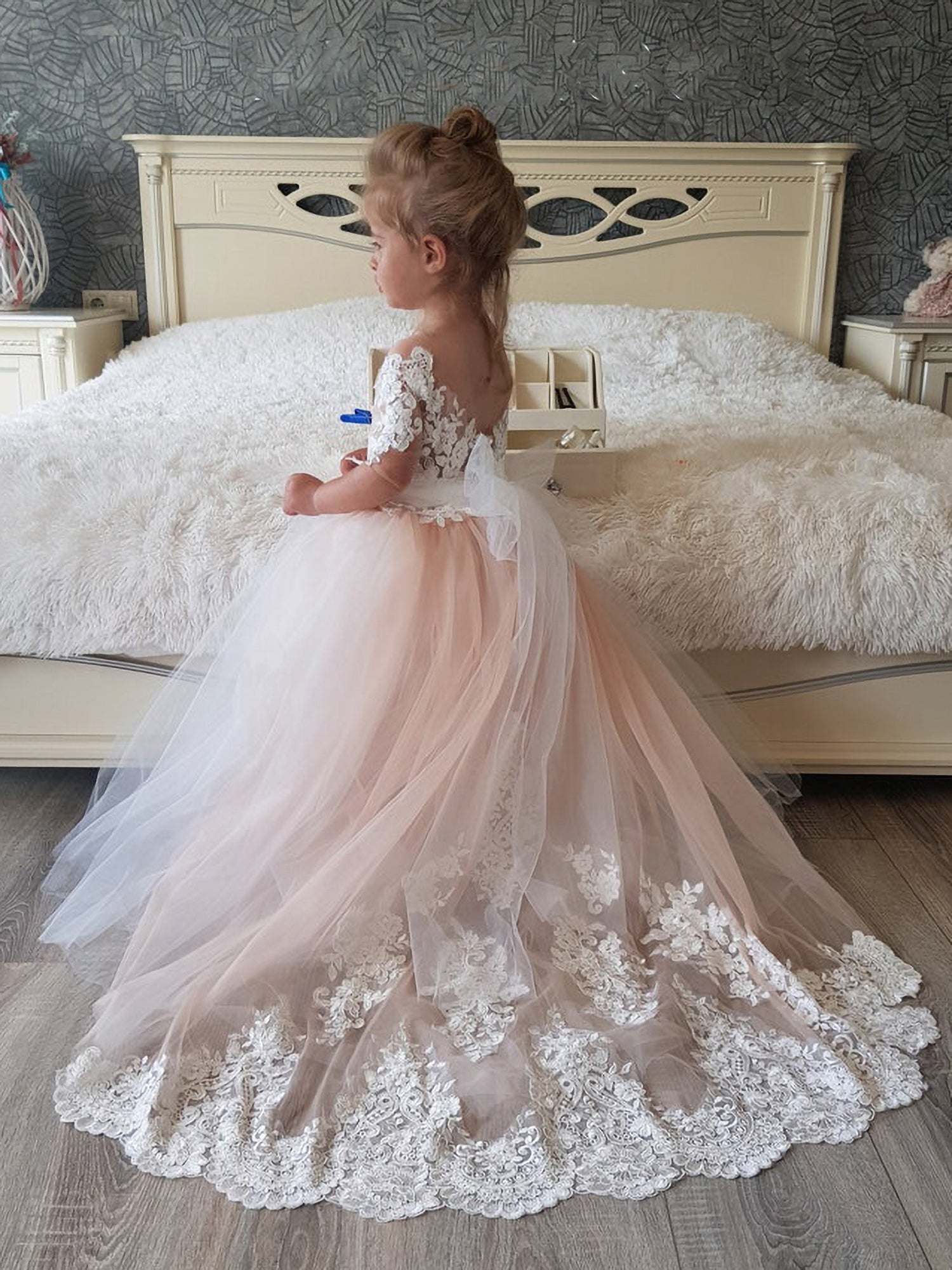 Gorgeous Half-Sleeves Tulle Lace Flower Girl Dress with Appliques and Bow