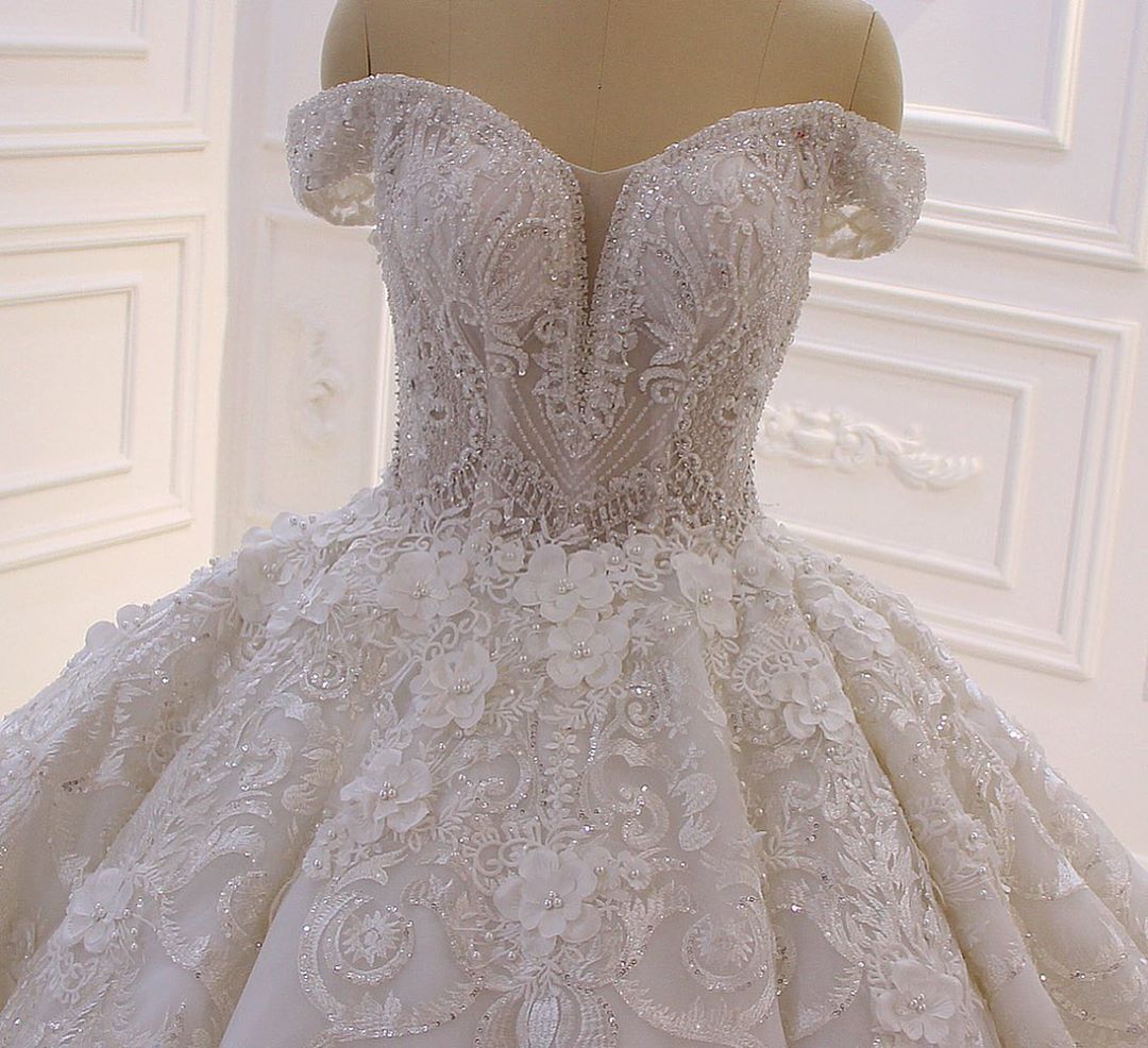 Gorgeous Sweetheart Off-the-Shoulder Backless Wedding Dress with Appliques Lace Ruffles and Tulle