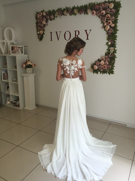 Elegant A-Line Chiffon Lace Wedding Dress With Side Slit Appliques and Ruffles