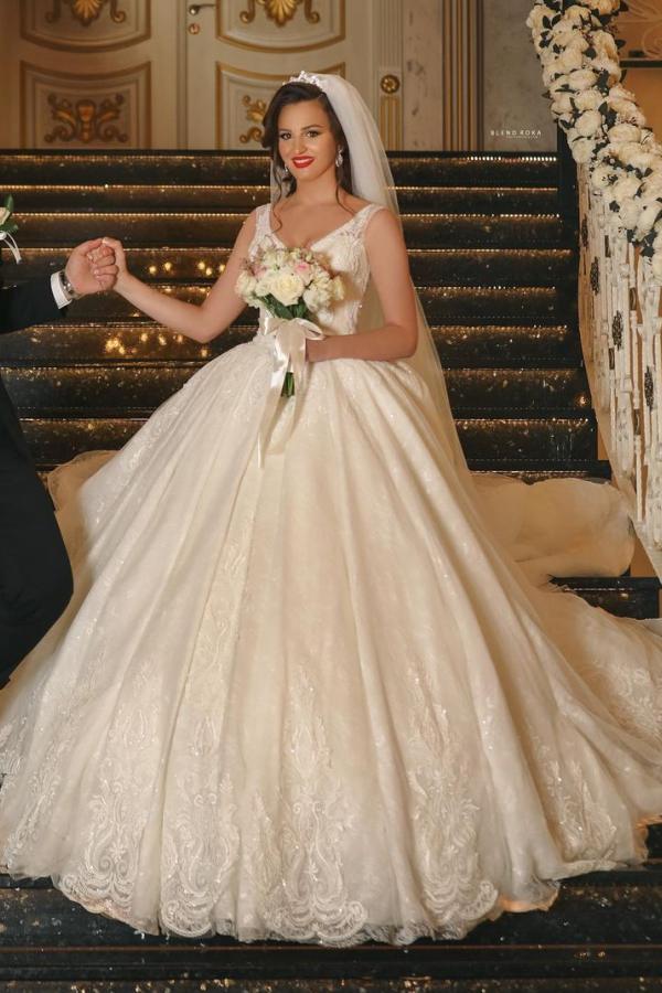 Glamorous V-neck Tulle Wedding Dress with Lace Appliques