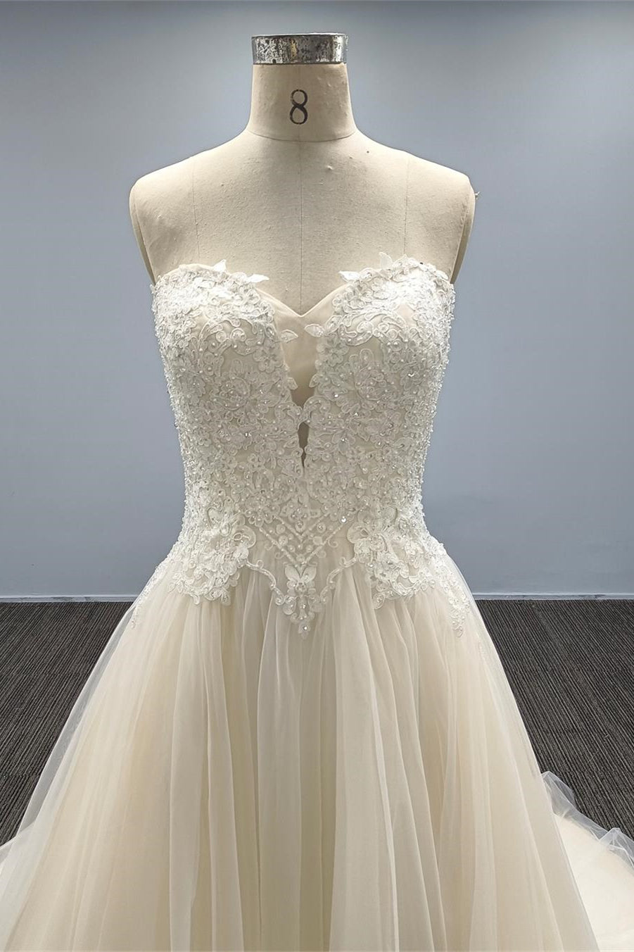 Sleeveless Sweetheart Tulle A Line Wedding Dress with Appliques