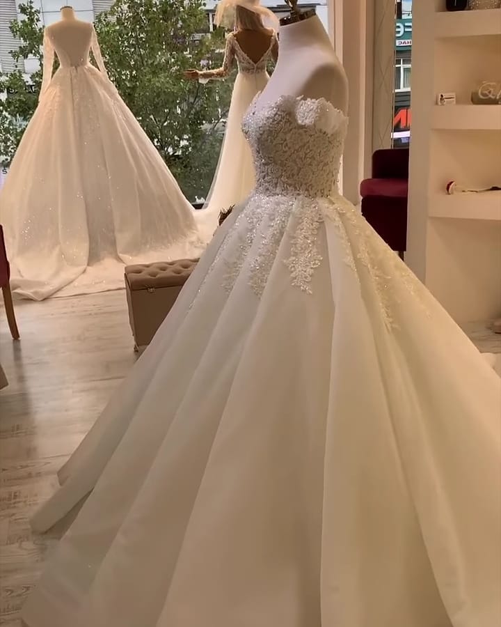 Elegant A-Line Sweetheart Off-the-Shoulder Ruffles Wedding Dress With Appliques Lace